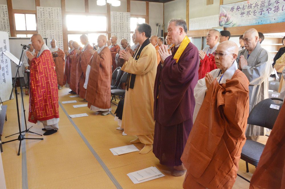 一乗寺で朝鮮半島出身者の遺骨と位牌に祈りをささげる韓国の僧侶たち 