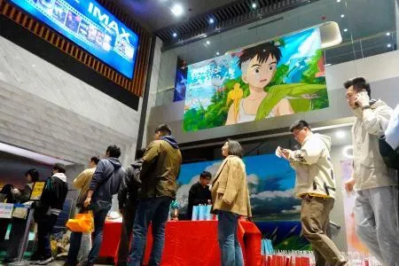 北京市内の映画館に掲示された映画「君たちはどう生きるか」のポスター=3日、北京（共同）