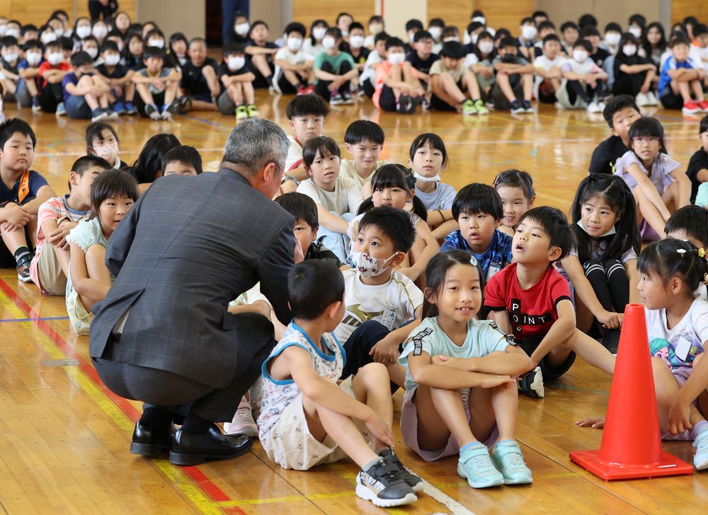 全校児童を集めた終業式で浜崎校長のインタビューに答える児童（西野正史撮影） 