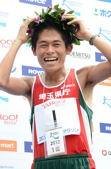 ２０１２年の北海道マラソンで優勝し、笑顔がはじけた川内優輝選手（岩崎勝撮影）