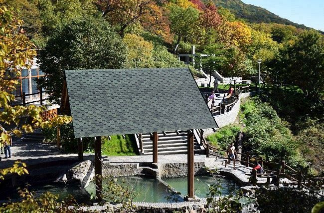 択捉島・指臼岳の温泉施設。島民が露天風呂で紅葉を楽しむ