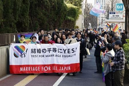 同性婚を巡る東京第2次訴訟の判決で、東京地裁に向かう原告ら=14日午前
