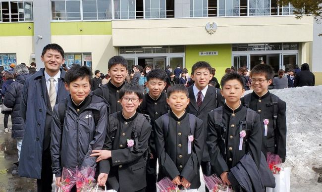 釧路市立昭和小の卒業式に出席して門出を喜び合った昭和スーパーラムズの６年生８人とコーチ（左）＝保護者提供  
