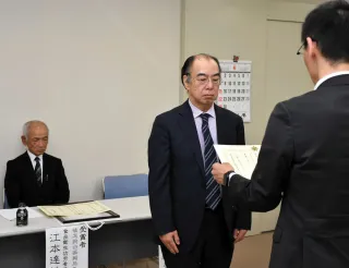 表彰状を受ける三印菊地水産の菊地均社長（中央）と江本達雄さん（左）