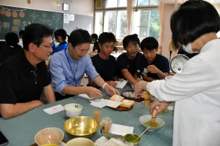 留萌・港南中が放課後カフェ PTA役員も初参加し生徒と交流 カズチーや抹茶で居場所づくり