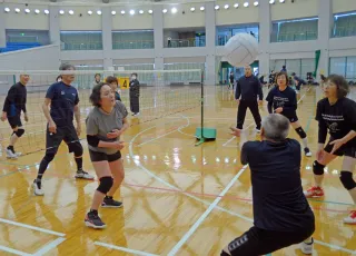 シニアがミニバレーで汗 音更で交流会