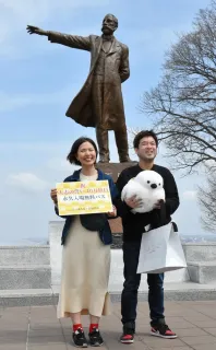 クラーク像に誓う　10万枚の「大志」　さっぽろ羊ケ丘展望台、福岡の女性に記念品