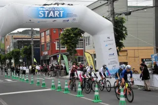 自転車「ニセコクラシック」開幕　日本初「チームリレー」に7チーム出場