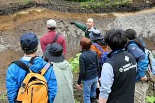地層から探る鶴居村の地形 村民ら地質など観察 村社協が講座