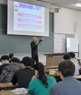 裁判員制度の仕組み学ぶ　函館大で地裁職員が出前講座