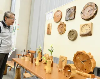 時計、花器など木工作品に温かみ 苫小牧・小沼さんの作品展 7月3日まで