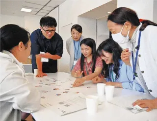 かるた取り合い日本語学ぶ 富良野 外国籍住民向け「サロン」