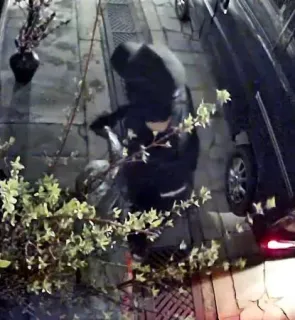 富山でシンボル銅像4体盗まれる 防犯カメラに2人組、県警捜査