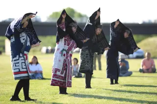 アイヌ民族の踊り　優雅に競演