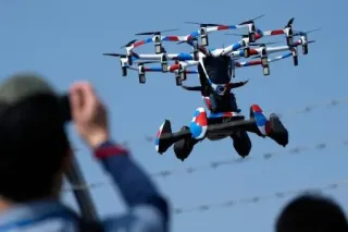 「空飛ぶクルマ」がデモ飛行 青空へ、垂直離陸7分間