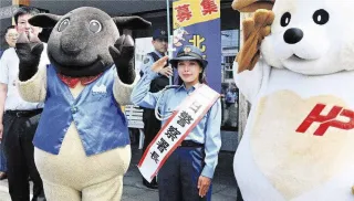 高梨選手「詐欺被害防止を」 士別署 一日署長でグッズ手渡し