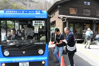 電動バス・グリスロ、満員の観光客　登別温泉街を無料運行