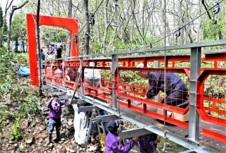 富良野・鳥沼公園のつり橋新しく ロータリークラブ、金門橋イメージ