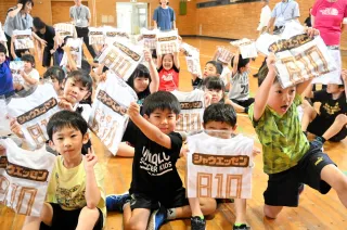 シャウエッセンTシャツで応援を 日本ハム、恵庭の児童に初贈呈
