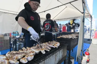【写真4枚】自慢の串、1時間待ちでも「満足」 室蘭でやきとりフェス開幕