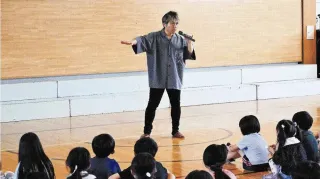 <戦後81年>悲惨な江別の記憶 母校で語る 大麻西小出身 歌手・桜庭さん 木製戦闘機「キ106」接合は牛乳素材… 児童「戦争の恐ろしさ感じた」