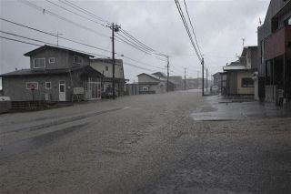 大雨で道路が冠水した様似町鵜苫地区＝午前９時１８分（和田樹撮影）