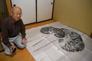 足寄のラワンブキ、印葉図に 愛知の河村さん、来町し制作