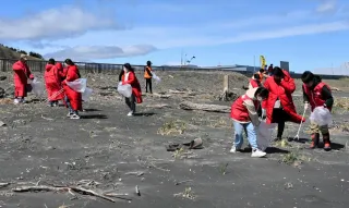 イタンキ浜きれいに　室蘭の市民団体が清掃活動