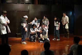 若者が中心になって演じ、戦争の悲惨さを伝えた舞台「沖縄物語　いのちの声がして」 