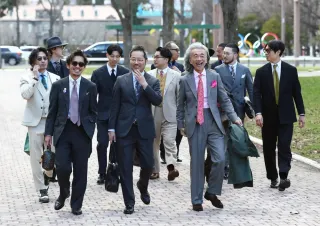 背広で散歩、かっこよく 札幌・大通公園で初のイベント