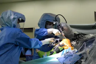 えにわ病院で行われている人工膝関節手術。ロボットが医師の手を誘導する