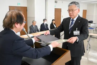 士幌町長に再選 高木氏に当選証書