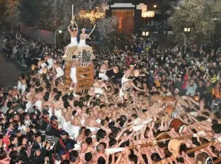 岐阜・飛騨で古川祭、5年ぶり　裸男激しくぶつかり合い