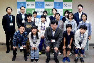 高知県土佐市訪問を前に、江別市の川上誠一副市長（前列中央）にあいさつに訪れた小中学生ら 
