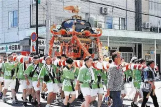 みこし渡御威勢良く 名寄神社例大祭