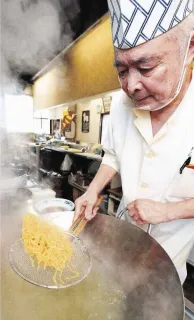 <うちの街ダネ!>札幌市厚別区 ラーメン店 らくらく 遠のく客足…逆転の一手 逆さ看板 店守る覚悟