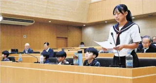 「小中生議員」質問鋭く 赤平で初の子ども議会