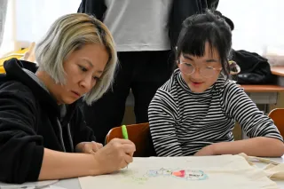 シャツ、バッグに思い思いの絵 帯広の聾・盲学校生、アーティストと制作体験