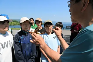 貴重な水草、食害からどう守る 洞爺中生が湖のザリガニ測定