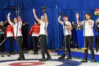 カーリング日本女子、1次L突破 男子は3勝目