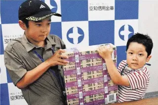 1億円の重さ 持ち上げ体感