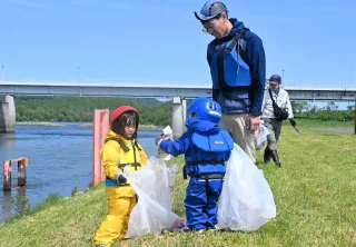 天塩川ピカピカに カヌー愛好家ら、美深で今季もごみ拾い