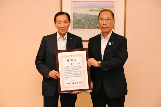 セガサミーHD会長が千歳市に寄付、4900万円に 市長が感謝状