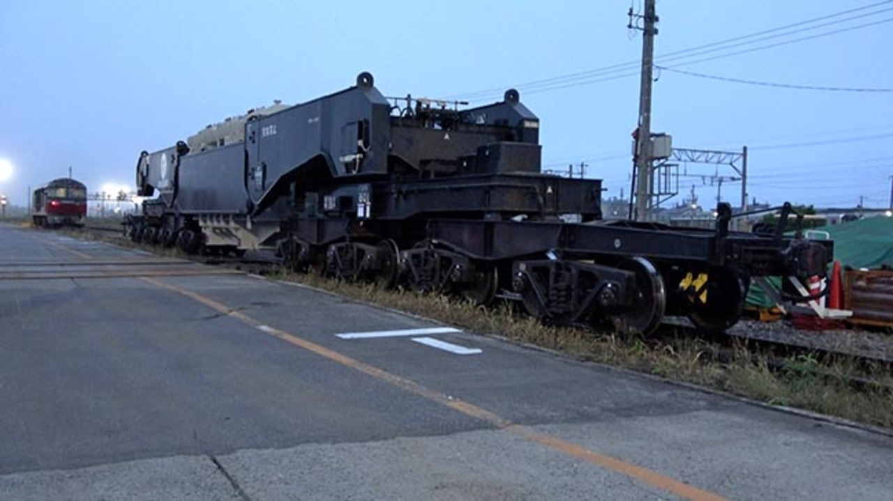 特大貨物」シキ800形式大物車が7年ぶりに北海道内走る（動画