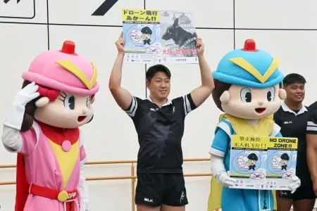 万博会場でのドローン飛行規制について、啓発イベントを行う大阪府警の警察官=18日午後、大阪メトロ夢洲駅