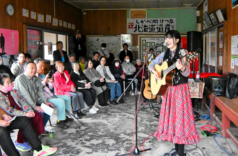 高橋ももかさんの歌と汽笛で「15時31分のコンサート」 鹿部駅で今年