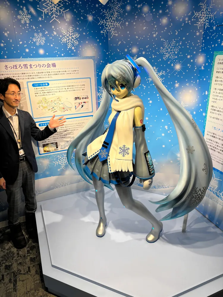 雪ミクの等身大フィギュアがお出迎え 札幌市のさっぽろ雪まつり