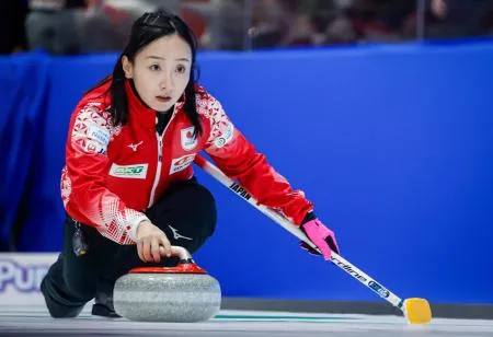 日本代表ロコ・ソラ-レ白星発進 カーリング女子世界選手権：北海道新聞