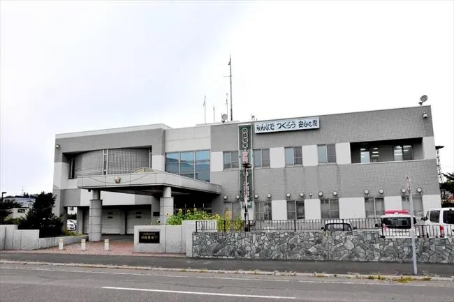 住宅敷地内で男が軽トラックを物色　別の車で逃走　苫前