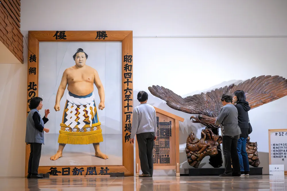 優勝額に勇姿しのぶ 美幌 北の富士さん寄贈品展示：北海道新聞